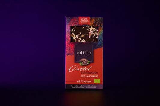 Eine 70g Tafel der leckeren Bio-Dattel-Schokolade mit 68% Kakaoanteil und knackigen Haselnussstückchen. Gesüßt wurde sie ausschließlich mit natürlicher Dattelsüße statt raffiniertem Zucker.