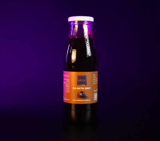 Eine 650g Flasche des aromatischen, dickflüssigen Bio-Dattel-Sirups - ein naturbelassenes, zuckerfreies Produkt, das ausschließlich aus der natürlichen Süßkraft von Datteln gewonnen wird und vielseitig einsetzbar ist.