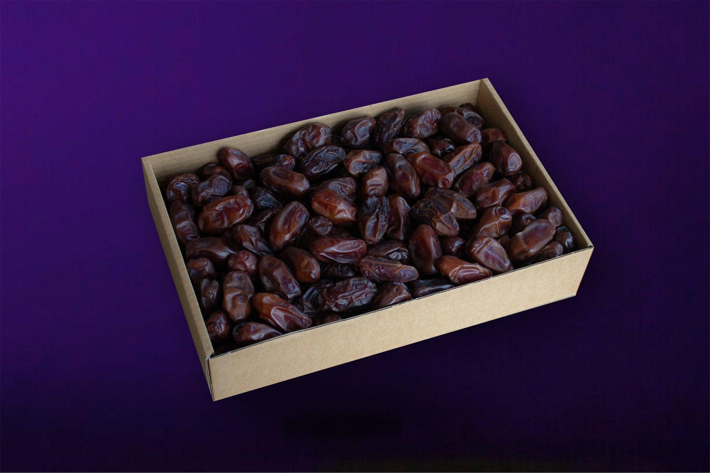 Die geöffnete Verpackung mit einigen der saftigen Bio-Khudri-Datteln, die herausschauen.