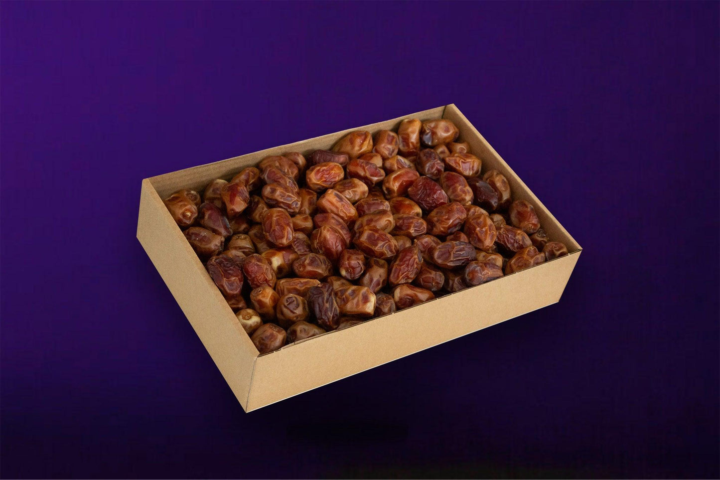Die geöffnete Verpackung mit einigen der leckeren, naturbelassenen Bio-Monief-Datteln.