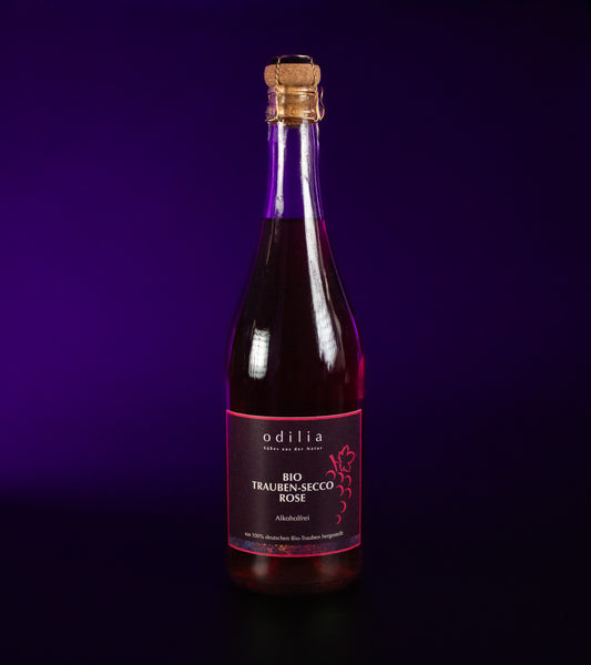 Eine 750ml Flasche des prickelnden, alkoholfreien Bio-Trauben-Secco Rosé von odilia - ein erfrischender und fruchtiger Genuss aus naturbelassenen, rosafarbenen Traubensäften.