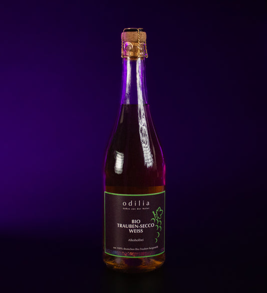 Aufsicht auf die attraktive 750ml Flasche des alkoholfreien Bio-Trauben-Secco Weiß, der nur aus naturbelassenen Traubensäften hergestellt wurde.