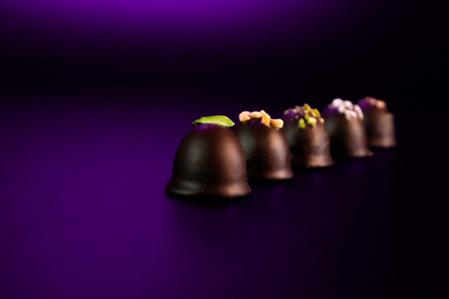 Dattelpralinen mit Kokos – Edle Pralinen mit cremiger Dattelfüllung & Kokosflocken