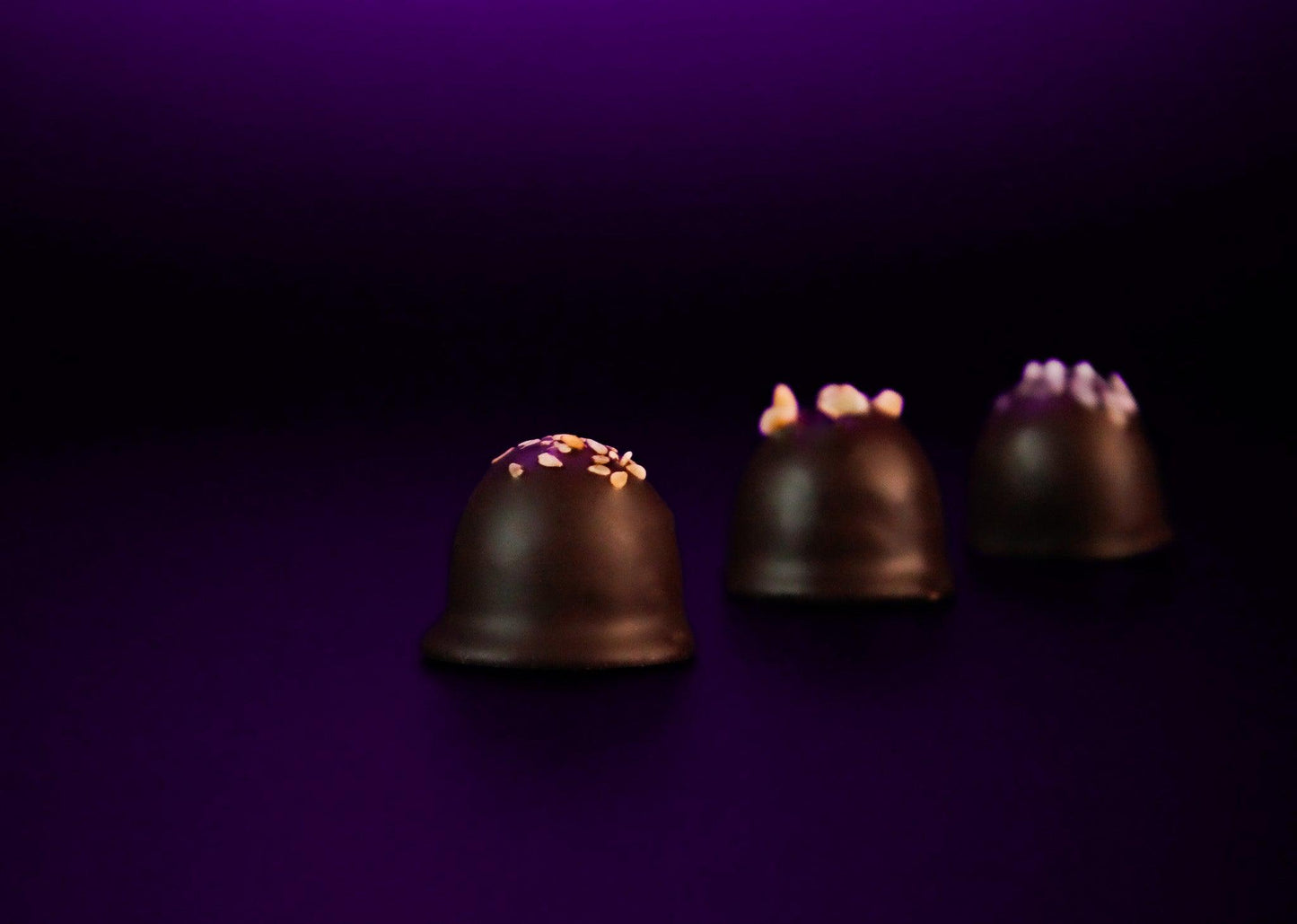 Dattelpralinen mit Mandeln – Handgemachte Pralinen mit knackigen Mandeln & Dattelsüße