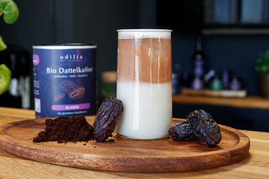 Iced Dattelkaffee Latte mit Hafermilch
