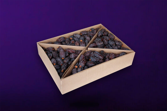 Die geöffnete Verpackung mit den herrlich saftigen Bio-Premium-Medjool-Datteln von odilia, die ihre natürliche Qualität zeigen.