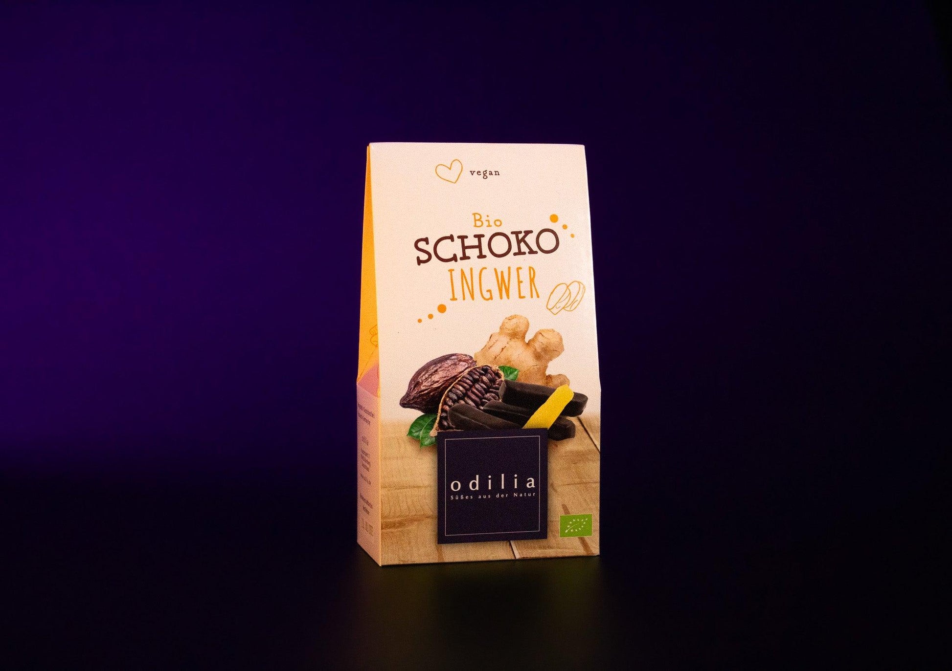 Eine 100g Packung mit knackigen Ingwerwürfeln, die mit einer Hülle aus zartschmelzender Bio-Schokoladeüberzogen sind - eine aromatische und leicht schärfliche Nascherei.