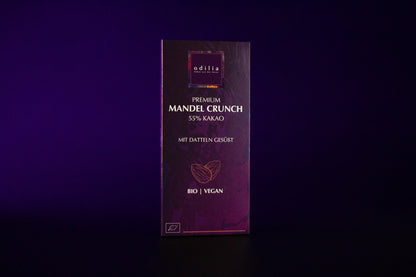Die Verpackung der 70g Premium Mandel Crunch Schokolade von odilia - eine Tafel dunkler Schokolade mit knusprigen Mandelstückchen.
